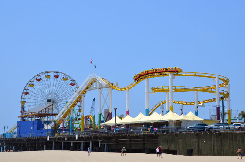 Santa Monica Pier mit Achterbahn und Riesenrad