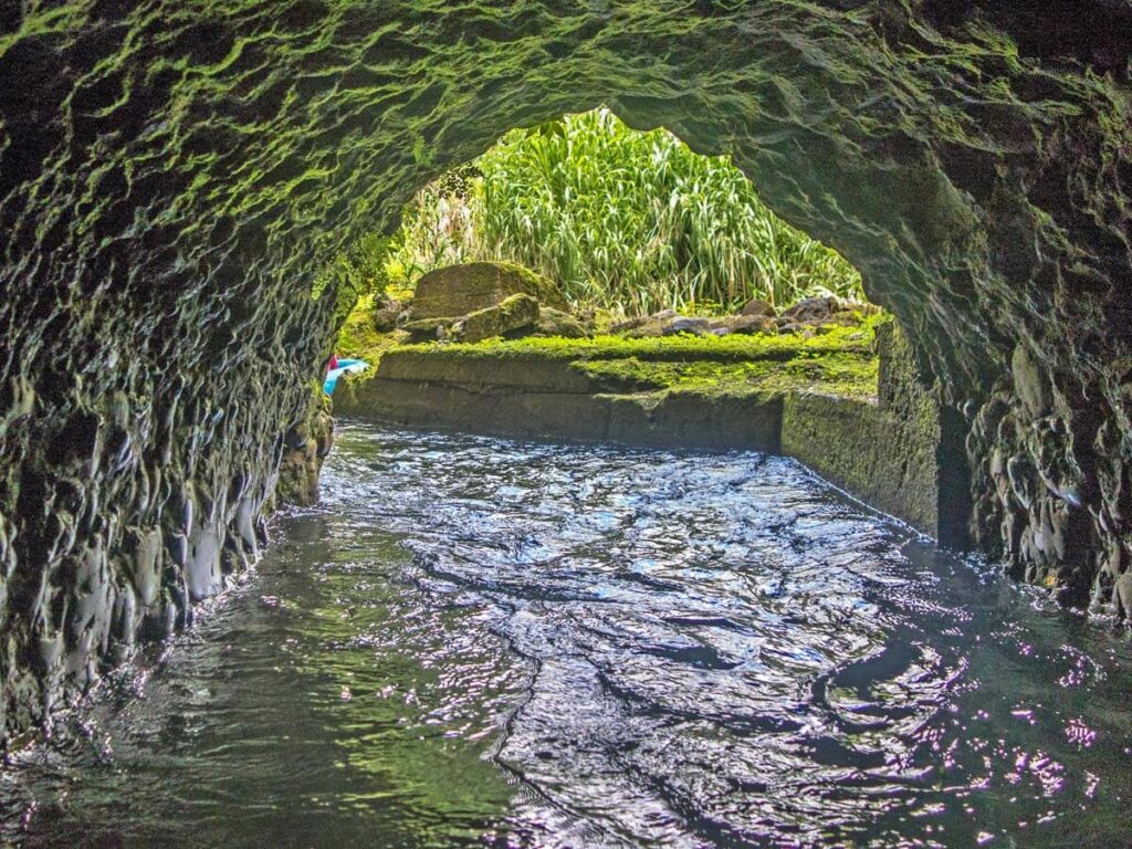 Tunnel beim Tubing auf Kauai