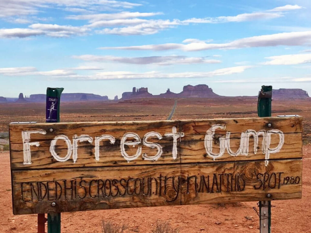 Forrest Gump Schild mit dem Monument Valley im Hintergrund
