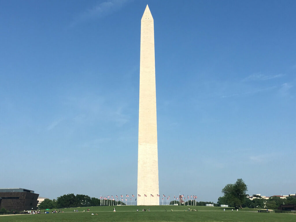 Washington Monument mit vielen Fahnen