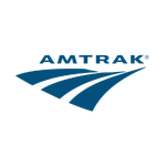 Blaues Amtrak Logo mit stilisierten Zuglinien auf transparentem Hintergrund, passend zu Zugreisen durch Kanada und Alaska bei USA-Reisen Experte.