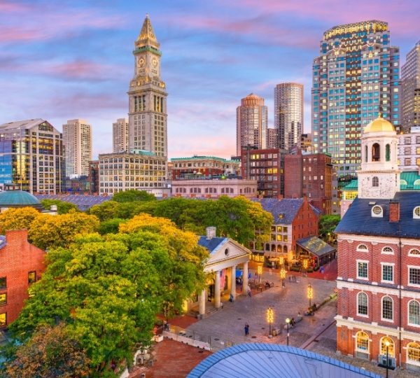 Boston-Stadtzentrum mit hoher Skyline, historischer Backsteinarchitektur, Grüngürtel und leuchtenden Gebäuden; Bezug zu Boston und Freedom Trail sichtbar