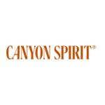 Orangefarbene Canyon Spirit Schrift auf schwarzem Hintergrund, klarer Marken-Logotype für Reisen nach Kanada und durch Experten wie USA-Reisen Experte.