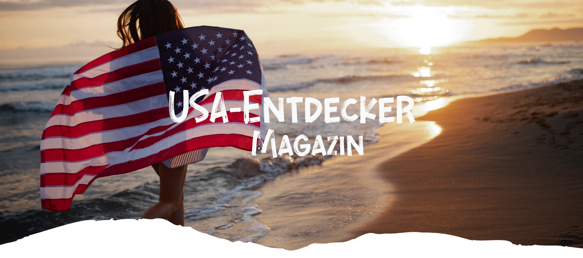 Hintergrund mit US-Flagge am Sandstrand beim Sonnenuntergang, darüber der Schriftzug „USA-Entdecker Magazin“ und die USA-Reisen-Experte-Welt.