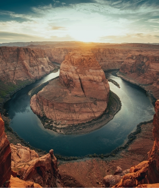 Arizona mit Horseshoe Bend am Colorado River: rotes Canyongestein, eine Flussschleife im goldenen Sonnenlicht und weite Landschaft für USA-Reisen.