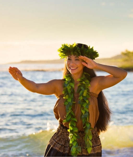 Entspannte Stimmung am Strand mit Blick auf den Ozean, umgeben von grünem Blumenschmuck, passend zu Hawaii und den Regionen in den USA.