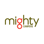 Logo mit „mighty campers“-Schriftzug in kräftigem Grün und gelbem Leuchten vor dunklem Hintergrund, klar erkennbar.