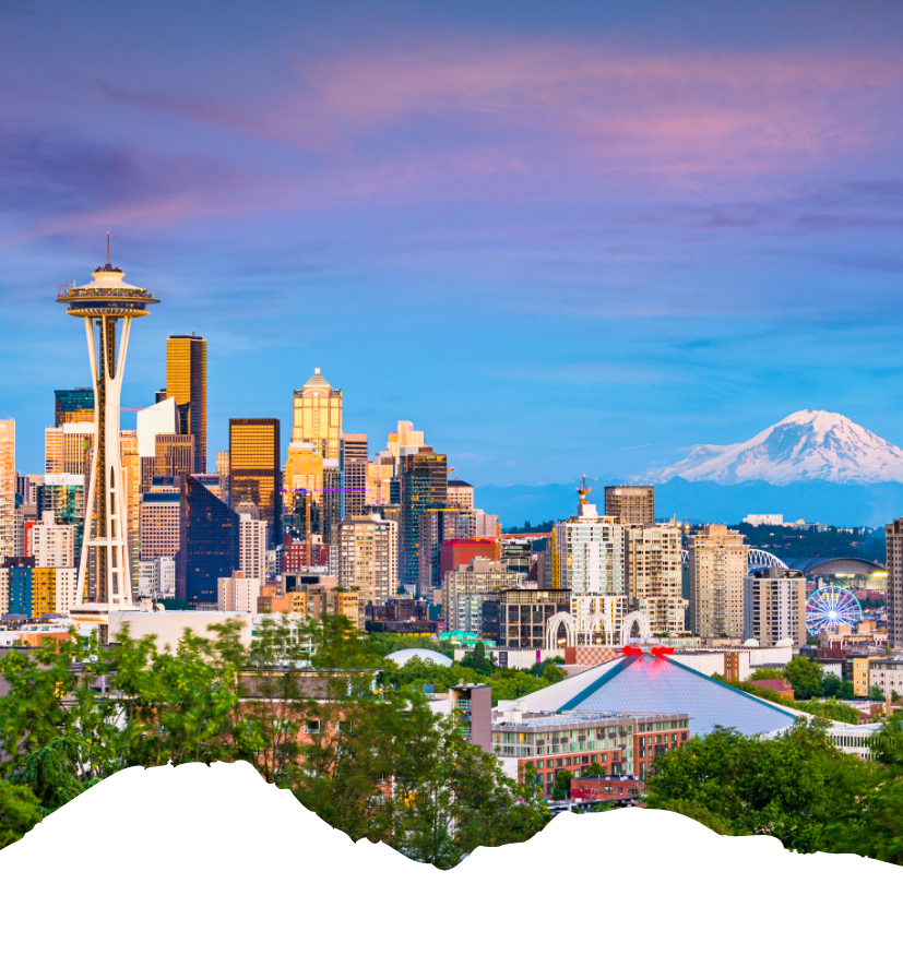 Blick auf die USA-Skyline mit Seattle und der Space Needle, im rosa Sonnenuntergang über dem blauen Himmel, mit Mount Rainier in der Ferne