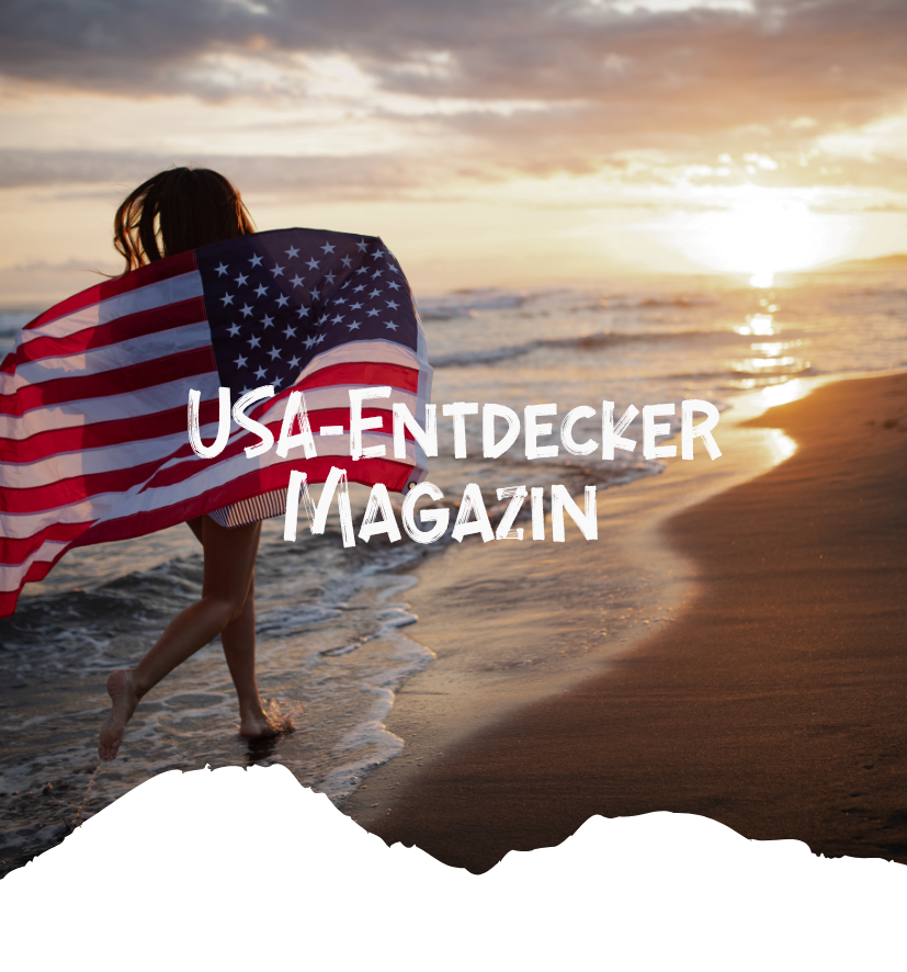 Am Strand weht die US-Flagge bei Sonnenuntergang, darüber „USA-Entdecker Magazin“ als Statement für das USA Reisemagazin von USA-Reisen Experte.