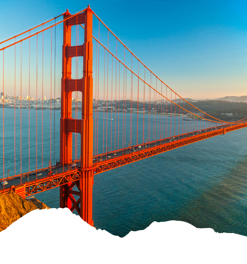 Orangefarbene Golden-Gate-Brücke im blauen Abendhimmel über dem Wasser – Jobs bei USA-Reisen Experte und Amerika.