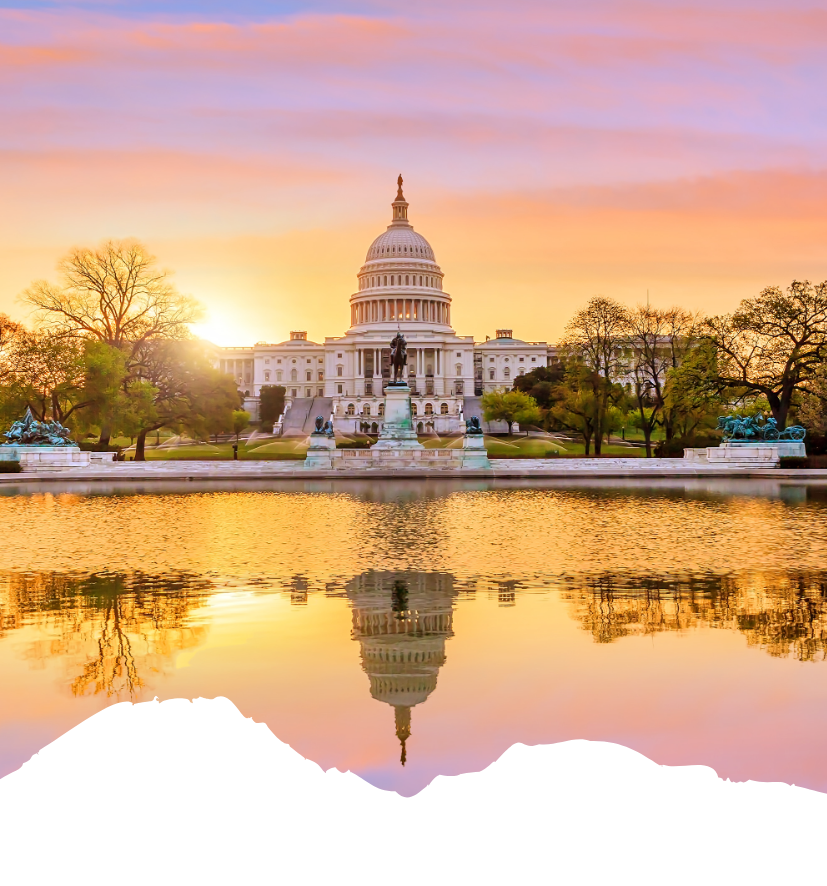 Der US Capitol in Washington mit goldenen Sonnenstrahlen am Abend, spiegelnde Wasserfläche und ein pink-blauer Himmel im Hintergrund.