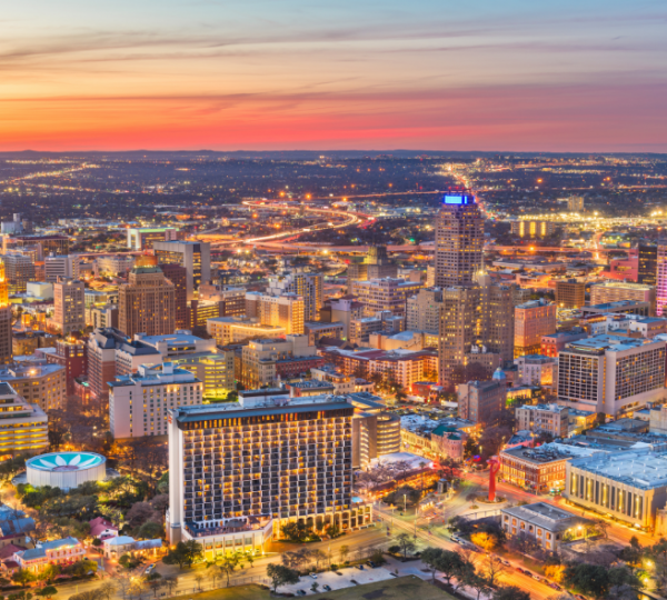 Die beleuchtete Skyline von San Antonio in Texas zeigt sich bei Sonnenuntergang als Highlight einer 17-tägigen Rundreise.