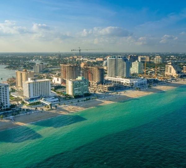 Luftaufnahme von Miami Beach mit türkisfarbenem Atlantik, breitem Sandstrand und dichter Skyline an der Küste Floridas