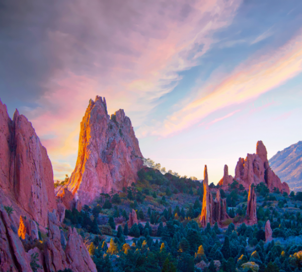 Eine dramatische Felslandschaft mit roten Türmen und Nadeln bei Colorado Springs unter rosafarbenem Abendhimmel