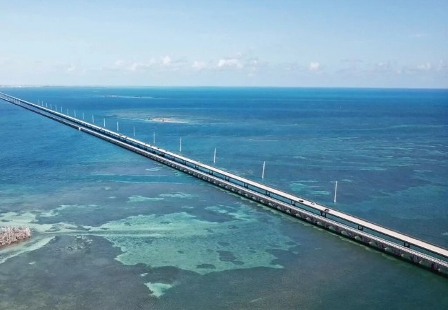 Die Seven Mile Bridge führt als lange Brücke über türkisblaues Wasser der Florida Keys und verbindet die Inseln weit draußen im offenen Meer.