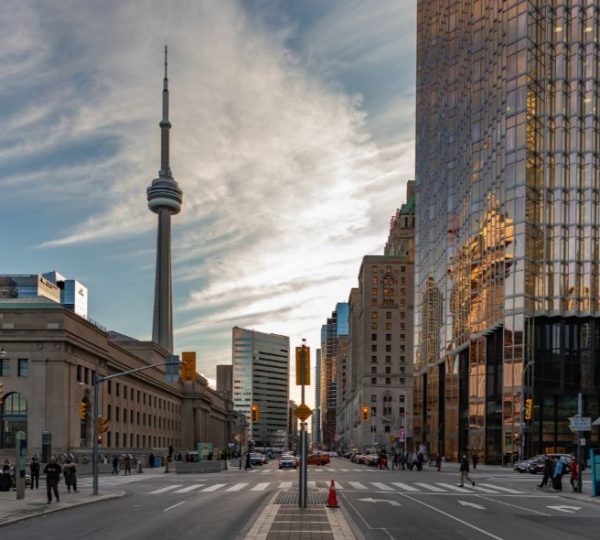 Breite Innenstadtstraße in Toronto mit dem markanten CN Tower und moderner Hochhauskulisse auf der Great-Lakes-Rundreise