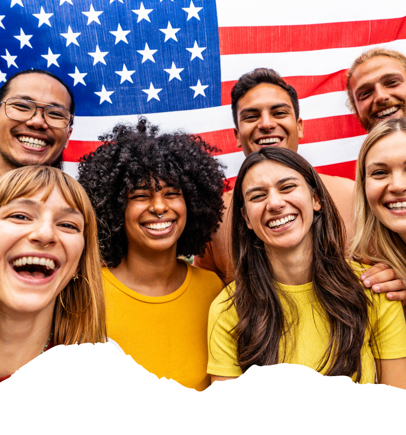 Lächelnde junge Erwachsene stehen eng vor einer US-Flagge und verkörpern gemeinsam die Vorfreude auf eine Reise in die Vereinigten Staaten.