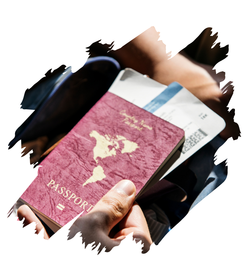 Eine Hand hält einen burgunderroten Reisepass mit Bordkarte und bereitet die Unterlagen für den Online Check-in vor.