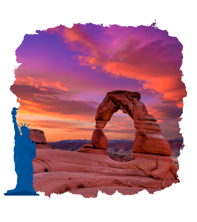Der Delicate Arch im Arches Nationalpark steht vor einem dramatischen Sonnenuntergang mit orangefarbenem Licht und violettem Himmel über den Felsen.