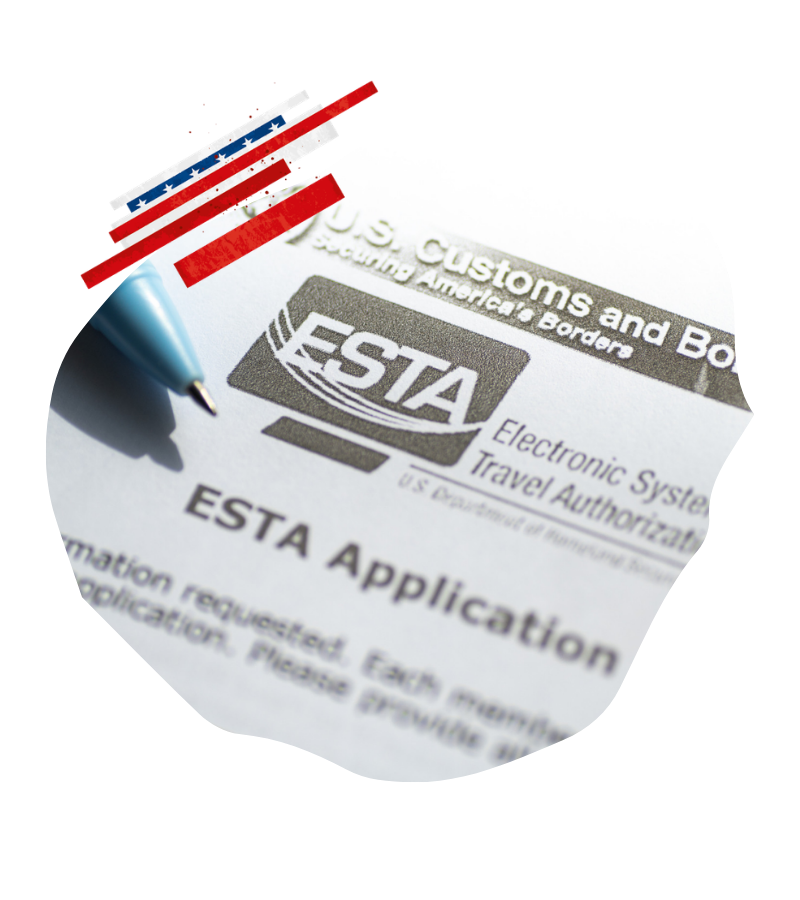 Ein ESTA-Antrag mit dem Logo von U.S. Customs and Border Protection und dem Schriftzug Electronic System for Travel Authorization liegt neben einem Stift.