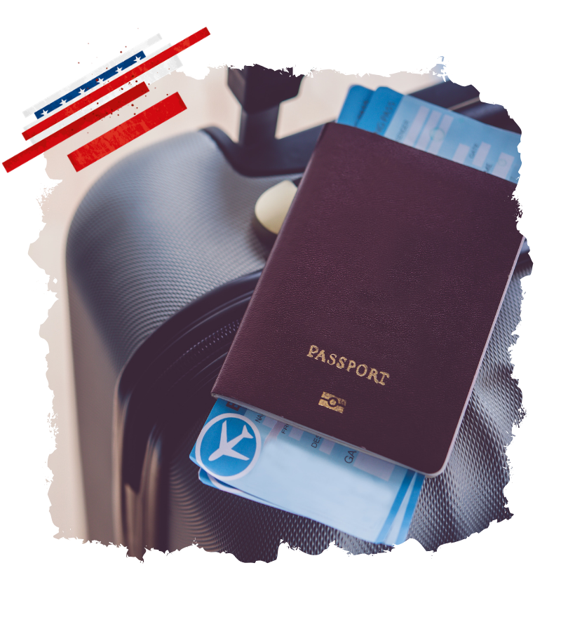 Für die USA-Reise liegen Reisepass und Flugunterlagen auf einem Koffer, daneben zeigt eine Bordkarte mit Flugzeugsymbol die Vorbereitung auf ESTA.