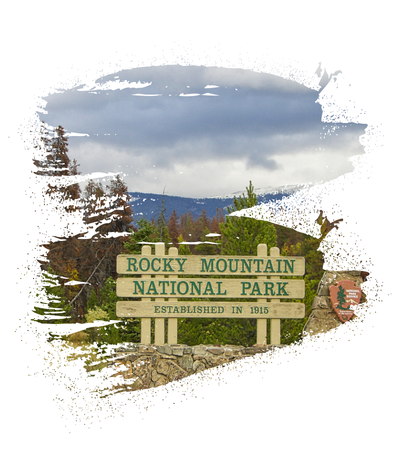 Vor dem bewölkten Himmel steht das Eingangsschild zum Rocky Mountain National Park mit National Park Service-Emblem und Wald im Hintergrund.