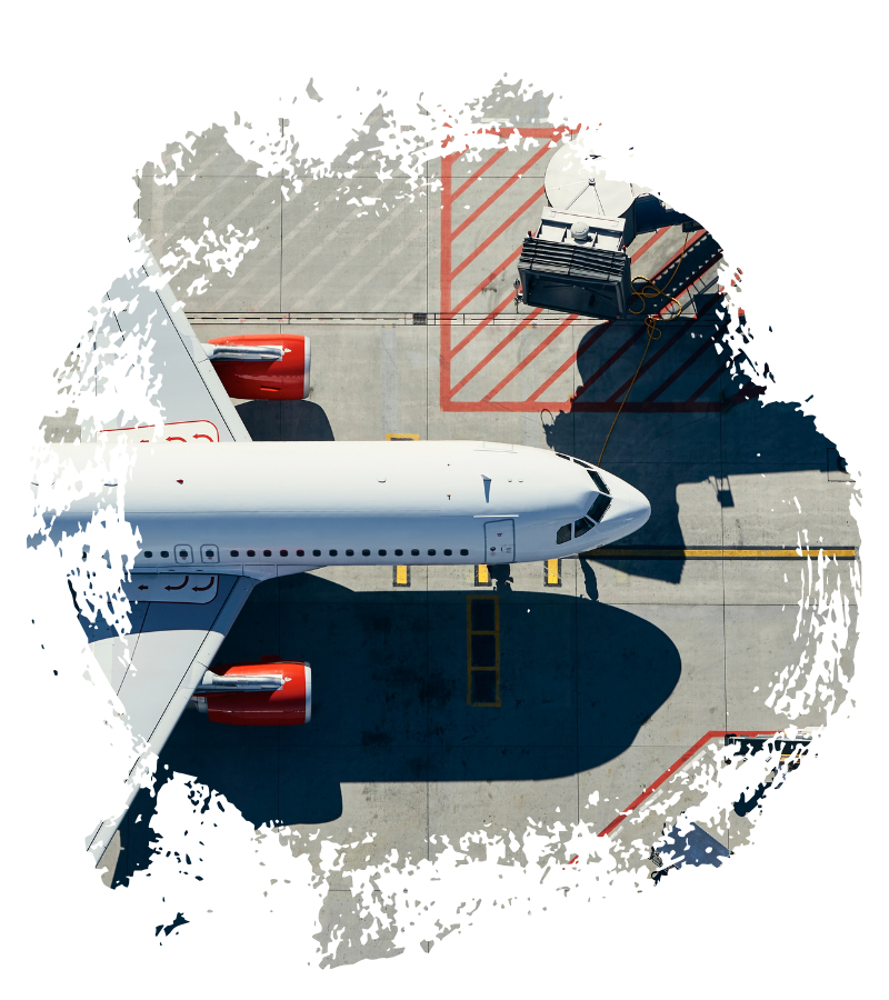 Über dem Vorfeld steht ein weißes Passagierflugzeug mit roten Triebwerken, während Markierungen und Servicefahrzeuge den Transit am Flughafen andeuten.