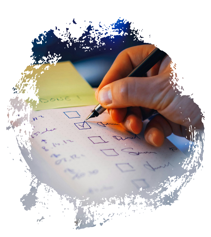 Eine Hand setzt mit einem Stift ein Häkchen auf einer handschriftlichen Checkliste neben gelben Notizen und weiteren offenen Aufgaben.