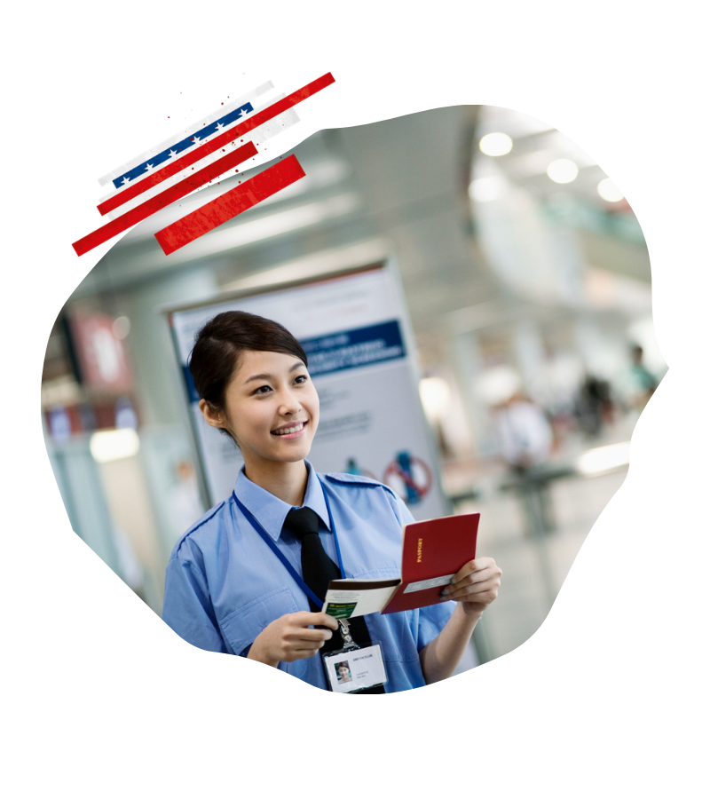 Am Flughafen hält eine uniformierte Mitarbeiterin einen roten Reisepass und Bordunterlagen in der Hand, während sie freundlich lächelt.