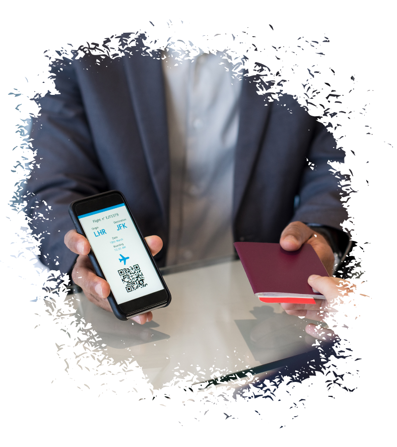 Beim Vorabend-Check-in werden Smartphone-Bordkarte und Reisepass für den Flug von LHR nach JFK vorgelegt, inklusive QR-Code und Reiseunterlagen.