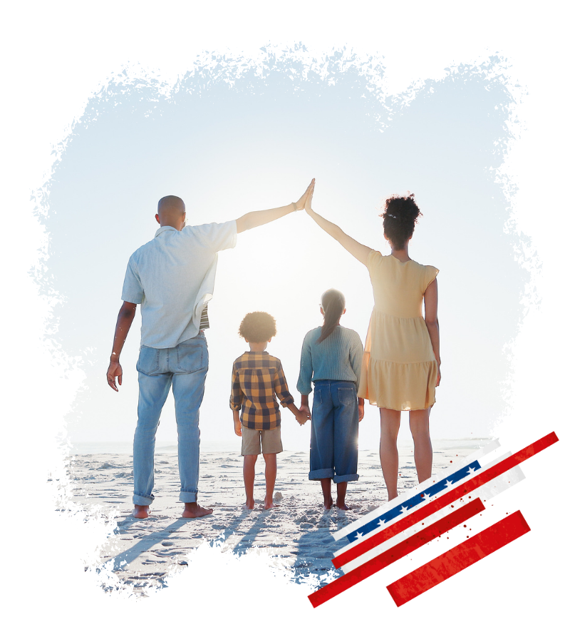 Am hellen Strand hält eine Familie die Hände hoch, während die Eltern eine gemeinsame Brücke bilden und die USA-Reise mit Rücktrittsversicherung thematisch ergänzt wird.