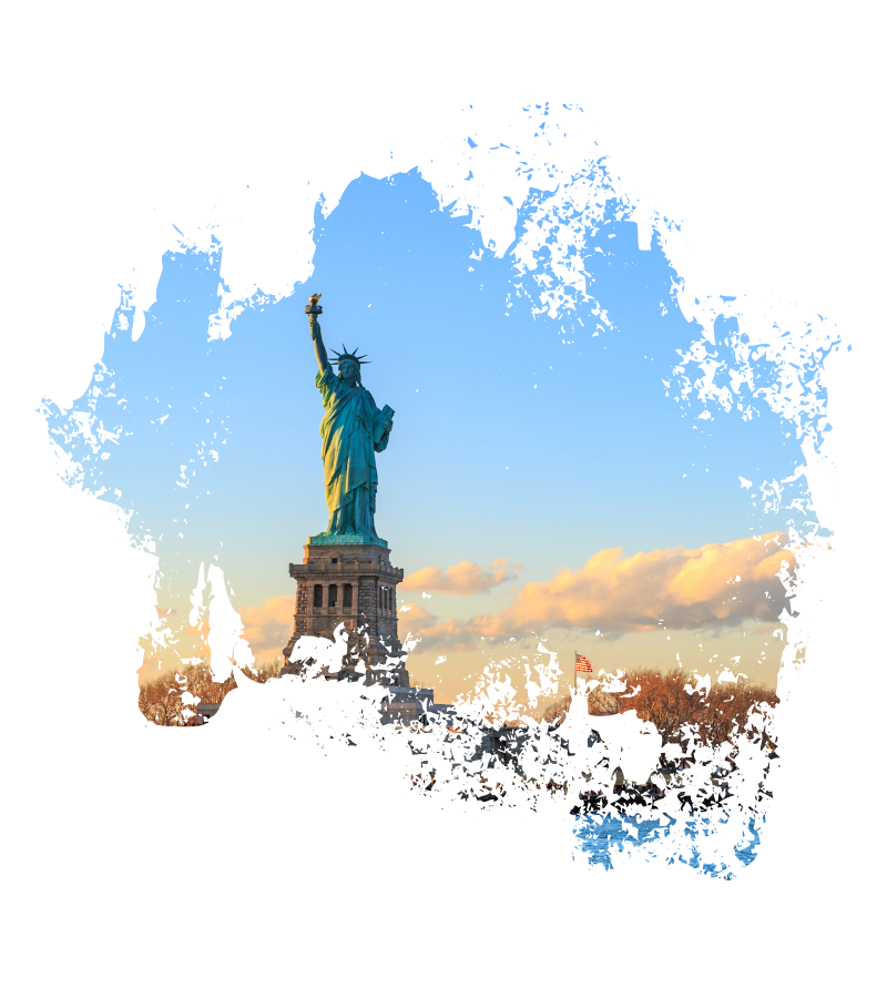 Die Freiheitsstatue erhebt sich im warmen Abendlicht über dem Hafen von New York, während goldene Wolken den Himmel und die Skyline färben.