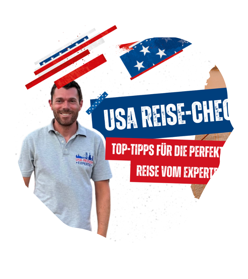 Ein lächelnder Mann im grauen Poloshirt steht vor einer USA-Reise-Checkliste mit roten und blauen Akzenten und markanter Experten-Beschriftung.
