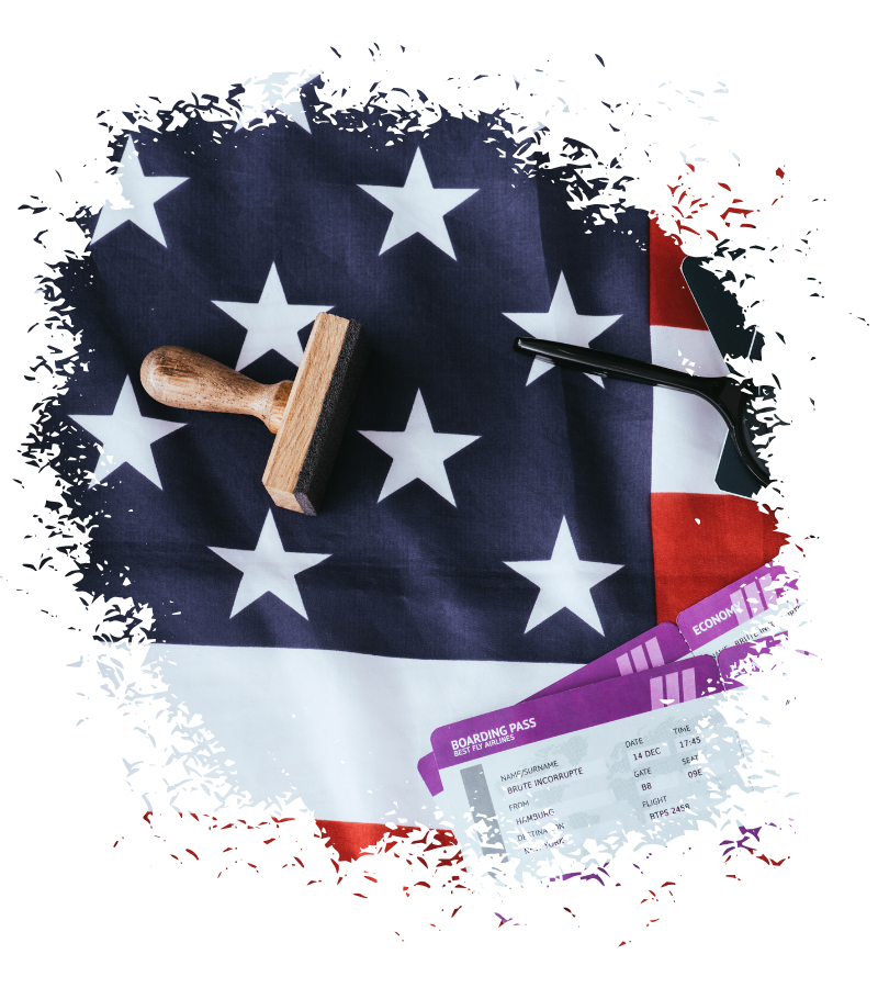 Vor einer amerikanischen Flagge liegen ein Stempel, ein Boarding Pass und ein Lineal, während Reiseunterlagen und Farbkontraste den USA-Bezug betonen.