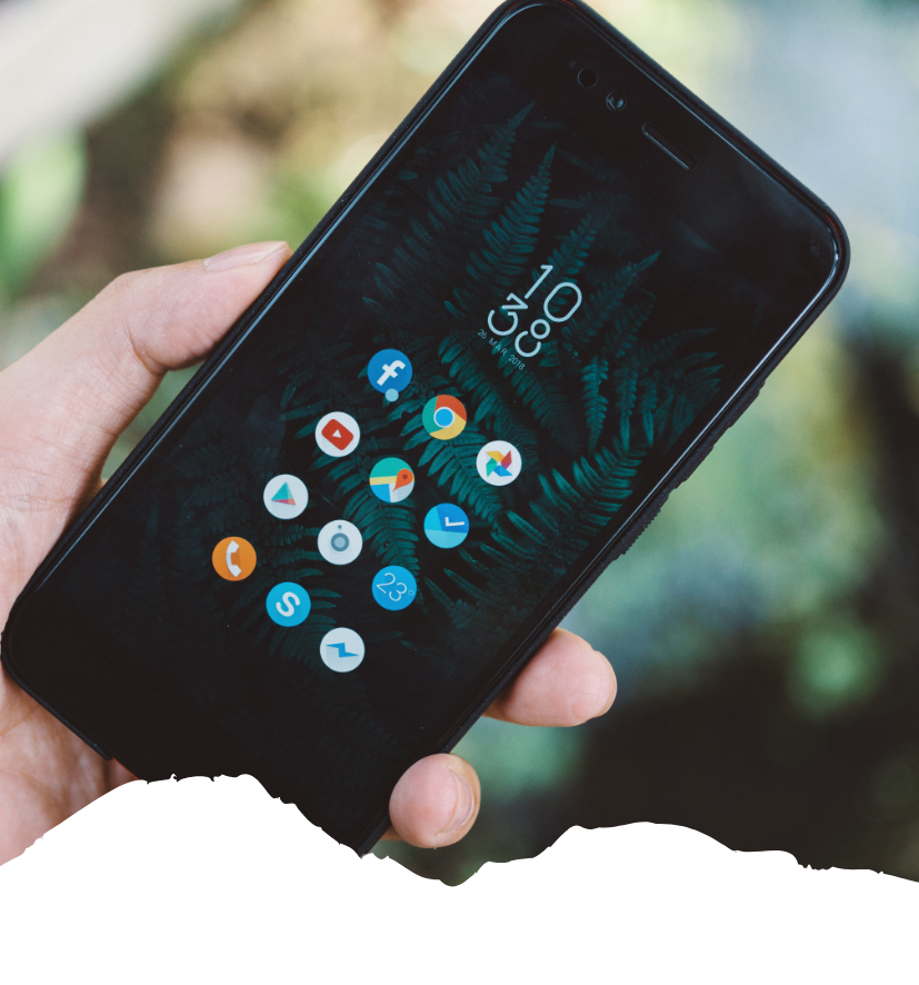 Eine Hand hält ein Smartphone mit App-Symbolen und dunklem Display, passend zur USA eSIM für mobiles Internet unterwegs.