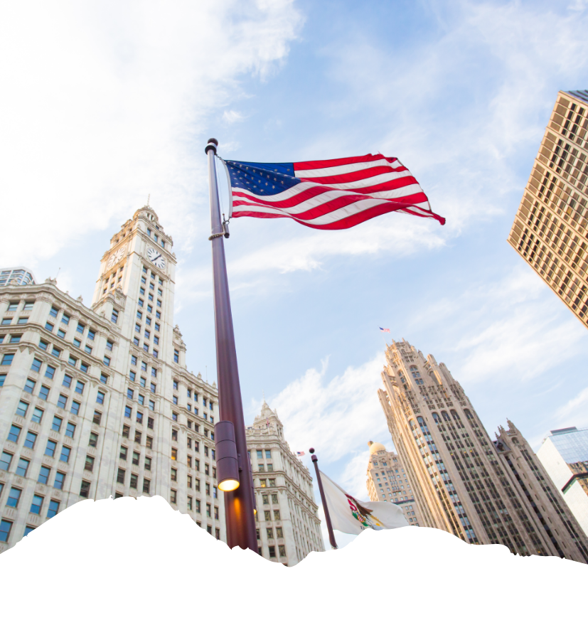 Vor dem Himmel über Chicago weht die US-Flagge zwischen historischen Hochhäusern, während der Blick auf das Stadtzentrum fällt.
