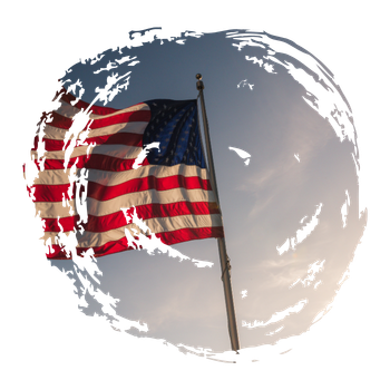 Die US-Flagge weht auf einem Mast vor hellem Himmel und verweist auf USA-Reisen, eSIM und mobile Verbindung unterwegs.
