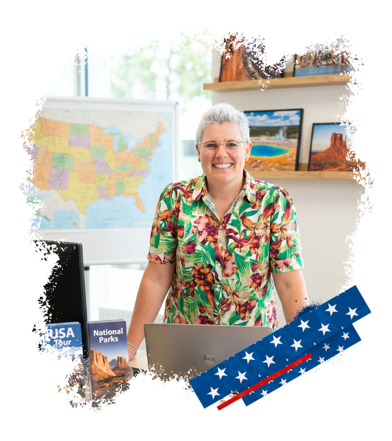 Eine Frau mit silbernen Haaren und buntem Hemd steht vor einer USA-Karte und mehreren Route-66-Ansichten.