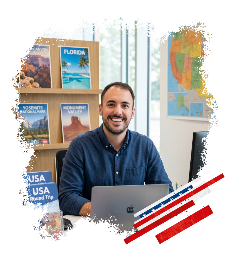 Ein lächelnder Berater sitzt am Laptop, hinter ihm stehen USA-Poster und eine Karte der Westküste.