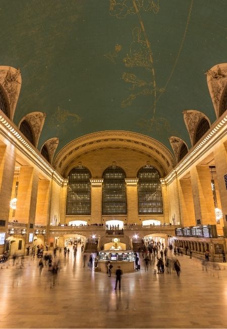 Unter der weit geöffneten Kuppel von Grand Central Terminal herrscht reger Betrieb in der großen Bahnhofshalle.