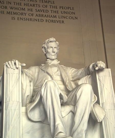Vor dem Lincoln Memorial in Washington DC sitzt die Abraham-Lincoln-Statue unter der Inschrift zum Andenken an die Union.