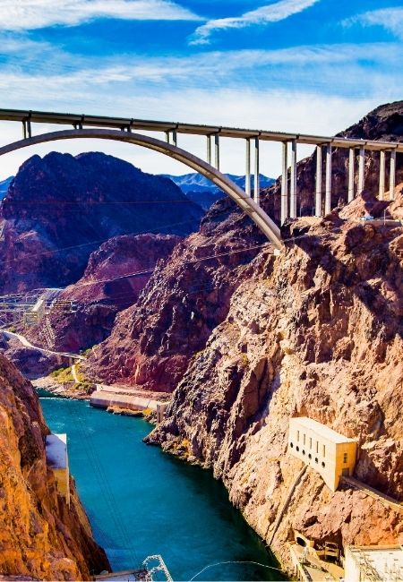 Die Hoover Dam-Brücke spannt sich über eine tiefe Schlucht mit türkisfarbenem Wasser und steilen Felswänden in Nevada.