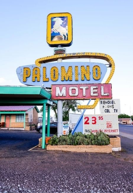 Das große Neon-Schild des Palomino Motel steht vor dem Gebäude und verweist auf Tucumcari an der Route 66.