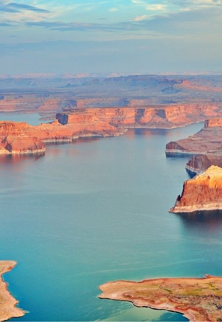 Lake Powell zeigt türkisblaues Wasser zwischen roten Canyonkanten und weitläufigen Felsformationen im Südwesten.