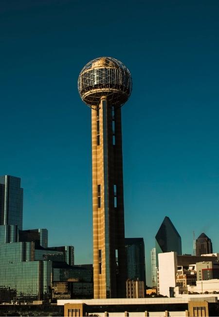 Der Reunion Tower ragt über die Skyline von Dallas in Texas, während das Licht die Glasfassaden warm trifft.