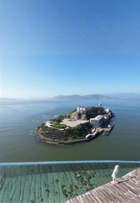Über der Bucht liegt Alcatraz vor San Francisco, während der Blick vom Pier 33 über das ruhige Wasser schweift.