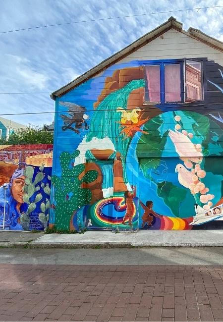 Bunte Wandmalerei an einer Hausfassade in der Balmy Alley im Mission District von San Francisco.