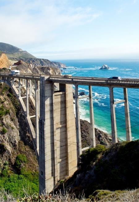 Die Bixby Creek Bridge spannt sich über die steilen Felsen der Highway 1 bei Big Sur am Pazifik.