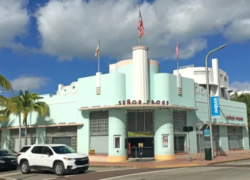 Pastellfarbenes Señor-Frog's-Gebäude mit Art-déco-Fassade und US-Flagge im Art Deco Historic District von Miami Beach