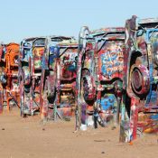 Bunt besprühte Cadillac-Karosserien stehen bei Amarillo als ikonische Kunstinstallation an der historischen Route 66.